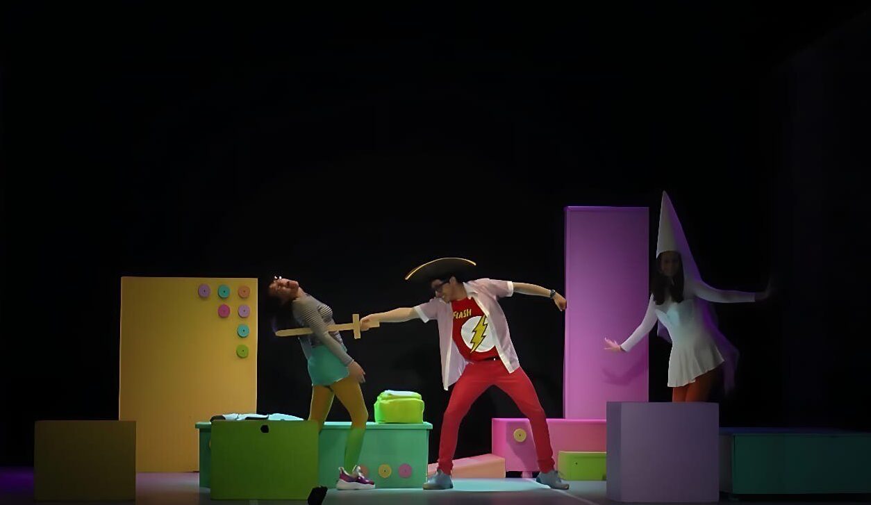 Qué raro ser normal. 2024